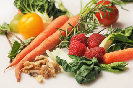 Vitamínová alchymie: Co spolu funguje, co se hádá a kdy to má smysl