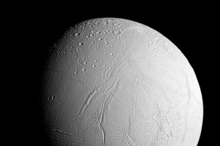 Potenciál Saturnova souputníka: Jaká tajemství skrývá ledový měsíc Enceladus?