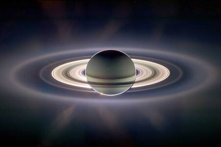 Den na Saturnu se nemění. Astronomové konečně odhalili, co je po dekády mátlo