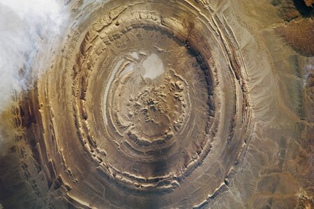 Do vesmíru hledící Oko Sahary: Jak vznikla fascinující kamenná struktura?