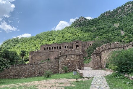 Indické město duchů Bhangarh: Zákaz vstupu po setmění!