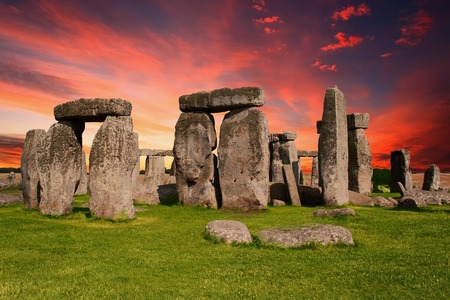 7 tajemných otázek na červen: Kdo jsou bytosti Nomo a je Stonehenge hudebním nástrojem?