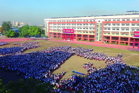 Fotografie z Rizalovy střední školy vyvolává otázky. Co zachytil objektiv?