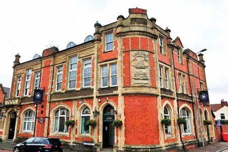 Záhadné jevy v britském baru: nábytek se pohybuje sám