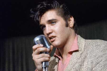 Elvis žije: Jaký by měl král rokenrolu důvod, aby předstíral vlastní smrt?