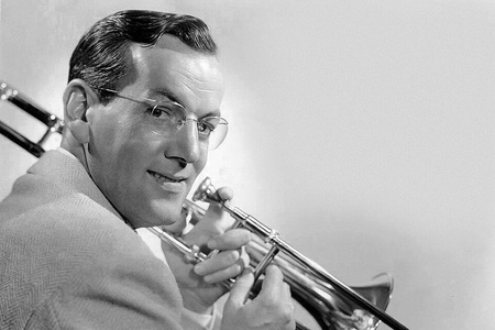 Glenn Miller se ztrácí nad Lamanšským průlivem. Dodnes nikdo neví, co se stalo