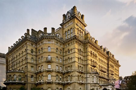 Londýnský hotel Langham: Přebývá tu víc duchů než hostů?