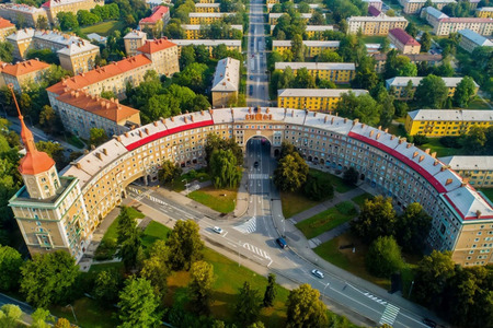 Ukrývá porubský Oblouk srp a kladivo?