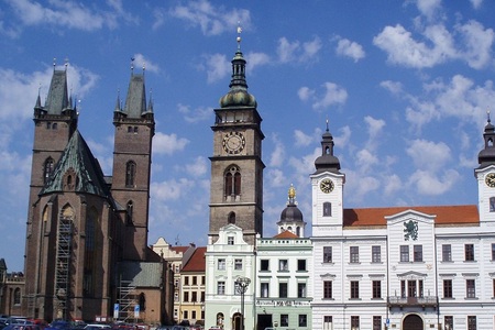 Bílá věž: Hradecká dominanta má popletené hodiny