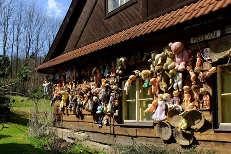 Dům oběšených panenek: Záhadná expozice, která má šokovat?