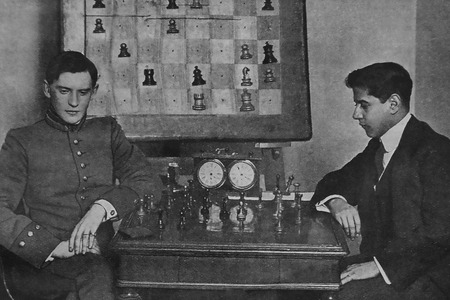 Drtil šachový velmistr Aljechin soupeře jako kuřátka?