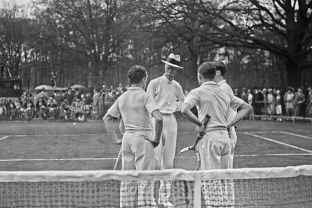 Král Gustav válel na tenisovém kurtu