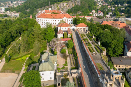 Dlouhá jízda: Barokní unikát lemují 7,5 metru vysoké zdi