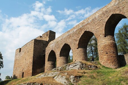 Hrad Velhartice: Kde Bušek popíjel a Poberta loupil