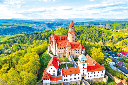 Hrad Bouzov – místo, kde se natáčela pohádka O princezně Jasněnce