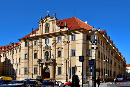Záhadní jezuité v Čechách: Nelegální majetek se v Klementinu nenašel, ale provázela je špatná pověst