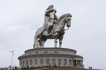 Rekordní Čingischán nezrezne: Možná je to socha i vašeho předka!