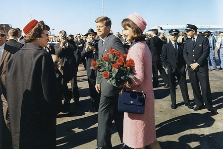 JFK a Jacqueline Kennedyová: Muž, který doprovází svoji ženu