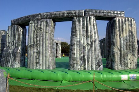 Stonehenge, kostel i tank: 5 netradičních věcí, které jsou nafukovací!
