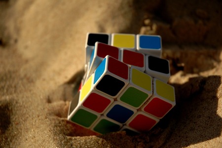Od Hanojské věže po Pyraminx: Svět mechanických hlavolamů a Rubikova kostka