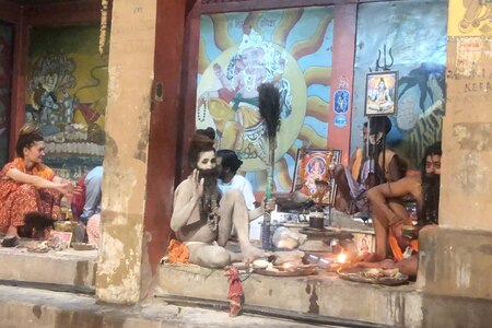 Aghóríové a jejich pro Evropany těžko pochopitelný svět: Pojídají mrtvoly a mažou se kremačním popelem