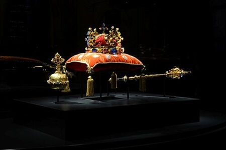 Legendy o korunovačních klenotech: Vyměnili nám ve Vídni žezlo a jablko?