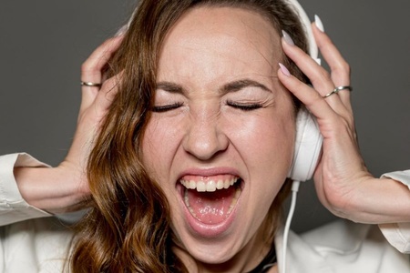 Mozek pod vlivem hudby: Proč nám při ní běhá mráz po zádech?