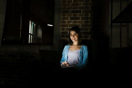 Má dobrovolný pobyt ve tmě smysl? Pomáhá zklidnit mysl