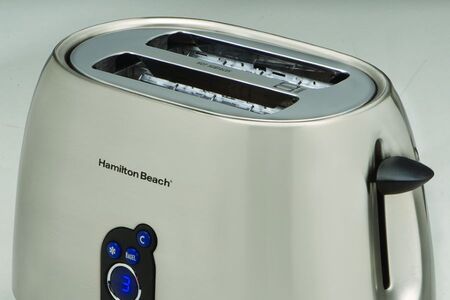 Toaster býval docela nešikovný. První elektrické topinkovače chleba samy nevyndaly