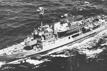 Spojenecká loď unikla Japoncům v převlečení za ostrov