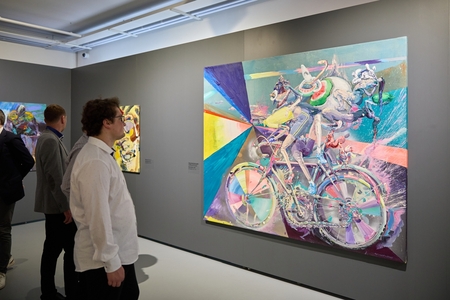 Výstava v trutnovské galerii EPO1 propojuje cyklistiku a současné umění