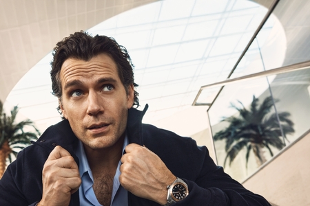 Britský herec Henry Cavill tváří nových hodinek Longines Spirit Zulu Time 1925