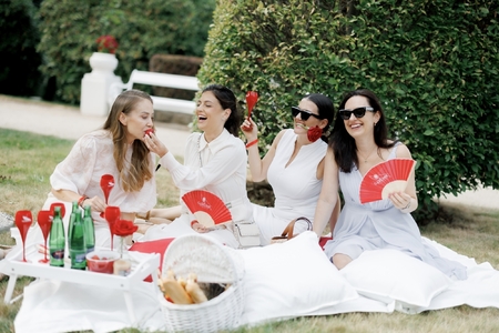 Oslava elegance: piknik šampaňského MUMM zazářil na karlovarském festivalu