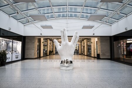 Unikátní skulptura ruky před klenotnictvím Koscom