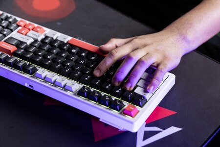 Nejen bezdrátová RGB klávesnice pro náročné