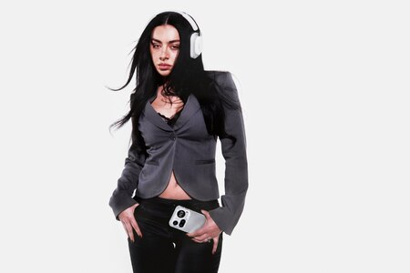 Charli xcx se stává první globální ambasadorkou a akcionářkou značky Nothing