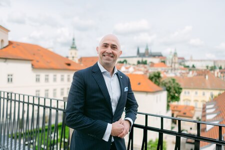 Mandarin Oriental, Prague představil nového generálního ředitele Johna Kitchense