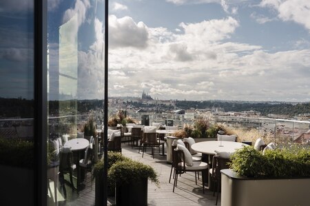 Restaurace REASON otevřela letní terasu s panoramatickým výhledem na Prahu