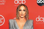 Shání Jennifer Lopez kšefty pro manžela?