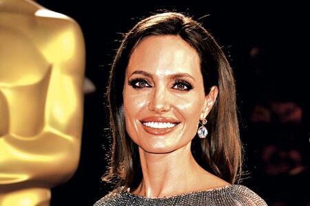 Zanevřela Angelina Jolie po rozvodu na muže?