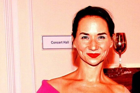 Zhroucenou a zoufalou Novákovou musí muž utěšovat?