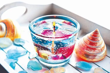 Pestrobarevné a voňavé gelové svíčky