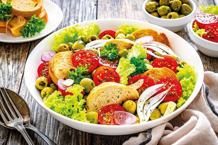 Salát panzanella