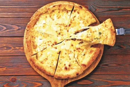 Pizza se třemi druhy sýra