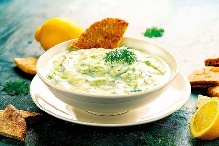 Okurkový salát s jogurtem