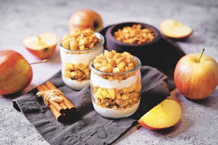 Skandinávský jablečný dezert s jogurtem a drobenkou