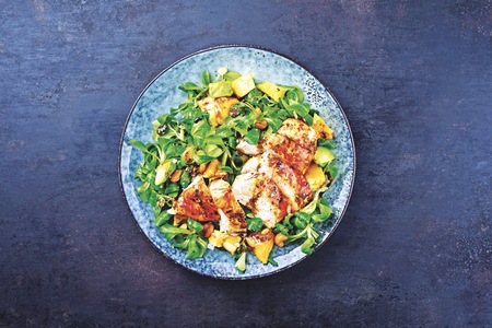 Salát s ovocem a kuřecími prsíčky