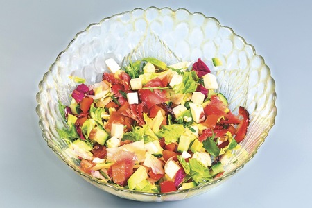 Sytý italský salát s vejci a salámem