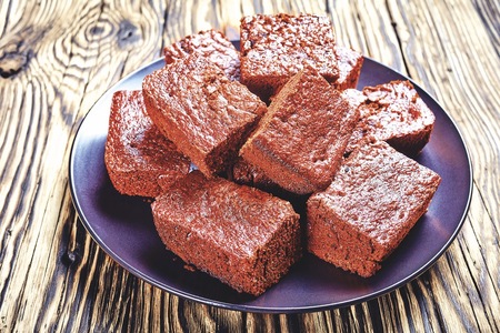 Tvarohový brownies koláč s červenou řepou