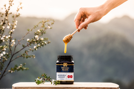 Zázrak z Nového Zélandu: Proč je Manukový med tekutým zlatem pro vaše zdraví?